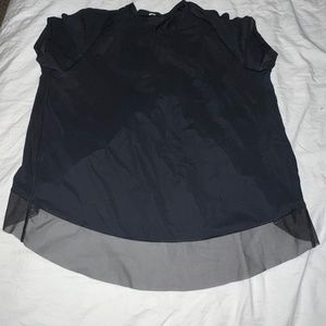 Lululemon Workout Tshirt with mesh lining the bottom and an open back!